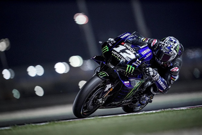 Yamaha-győzelem, előzések az utolsó egyenesben a katari nyitófutamon