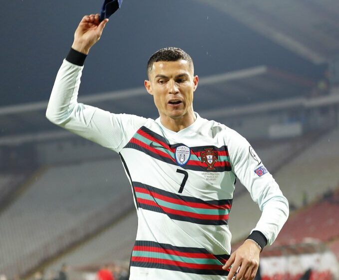 Cristiano Ronaldo karszalagja egy beteg kisgyereken segíthet