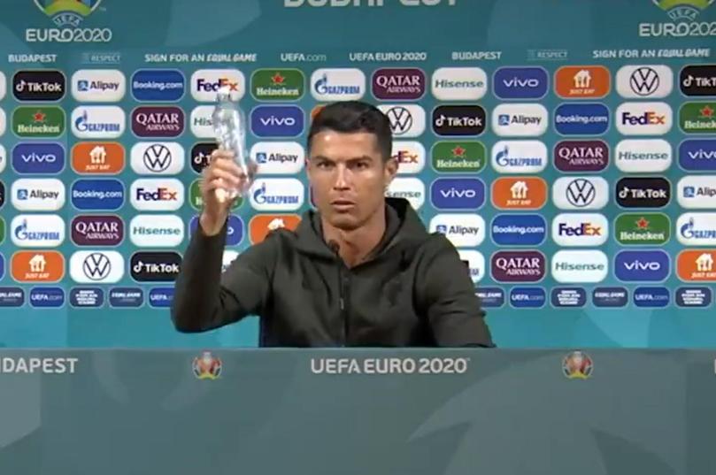 C. Ronaldo arrébb tett két üveget, a kóla értéke 4 milliárd dollárt esett
