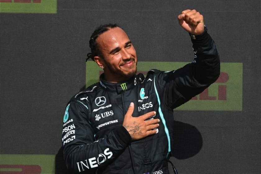 NFL-meccsen járt Lewis Hamilton