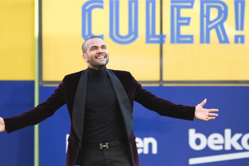 Strandpapucsban mutatták be Dani Alvest a barcelonai 12 fokban