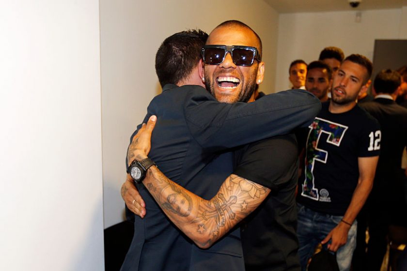 Dani Alves átesett az orvosin, keveset fog keresni, és este már edz