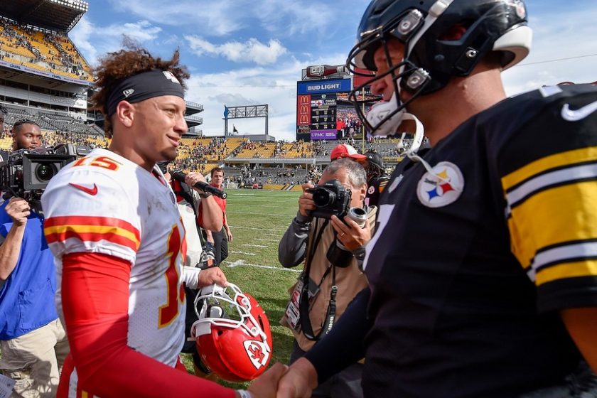 Brady kezd, majd egy retro klasszikus jön,  Roethlisberger pedig zár