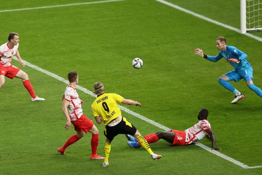 Csúcsrangadóval tér vissza a Bundesliga