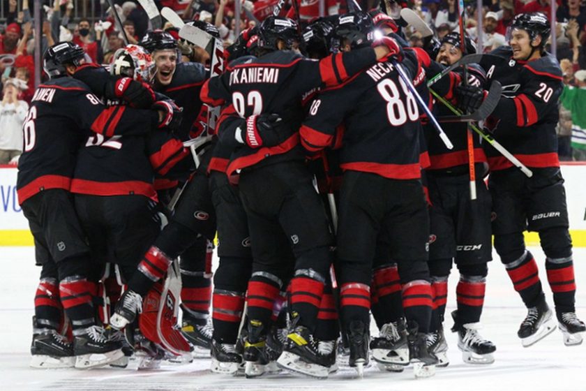 Hosszabbításos ütközettel rajtolt a Hurricanes-Rangers párharc