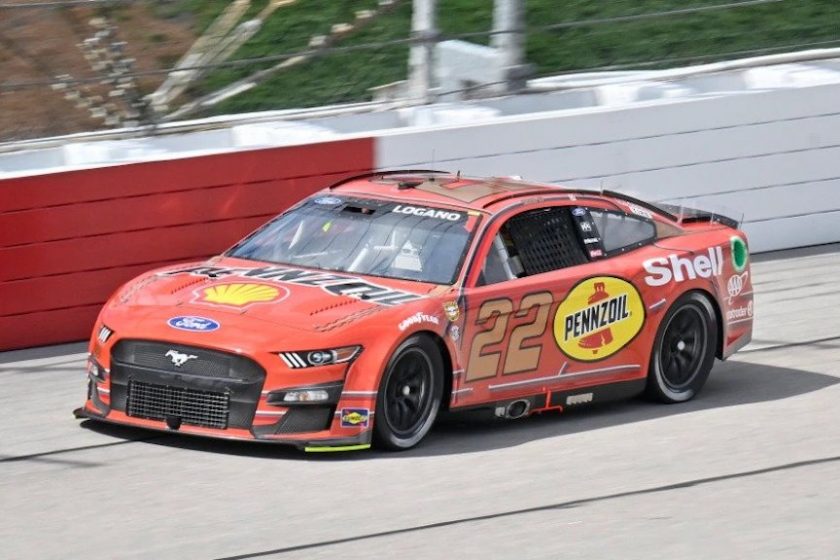 Joey Logano indulhat az élről Darlingtonban