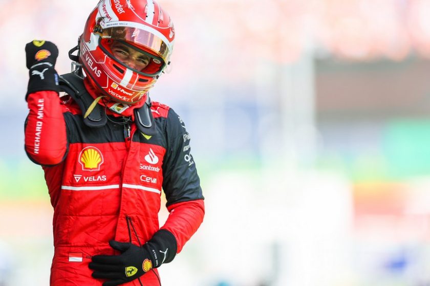 Charles Leclerc indul a pole-ból Szingapúrban