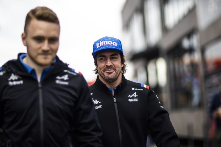 Alonso váltja a visszavonuló Vettelt