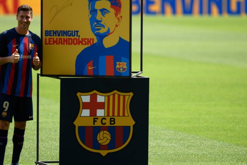Bemutatták Lewandowskit Barcelonában
