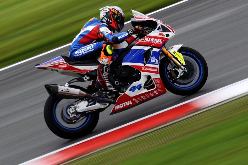 Sokat javult a suzukai 8 óráson súlyos sérülést szenvedett brit motoros állapota