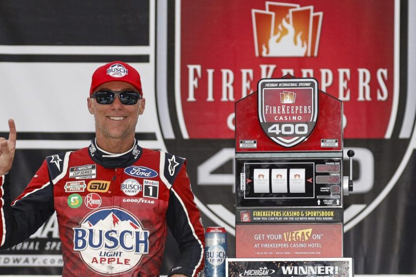 Kevin Harvick is ott van a rájátszásban, nyert Michiganben