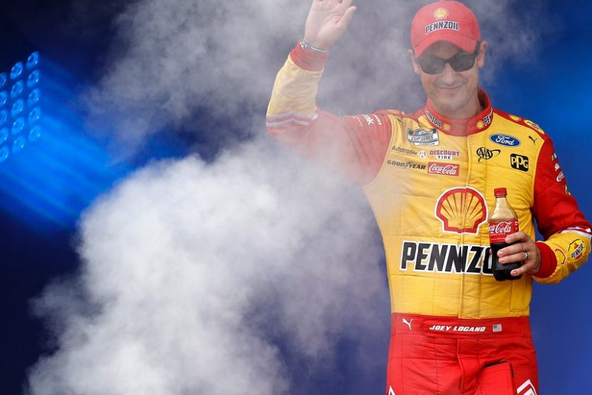 Joey Logano marad a Team Penske istállónál