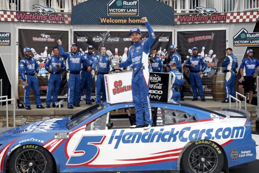 Kyle Larson bevette Watkins Glent, Räikkönen a falban kötött ki