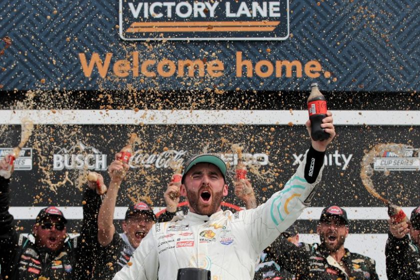 Kaotikus versennyel zárult a NASCAR alapszakasza