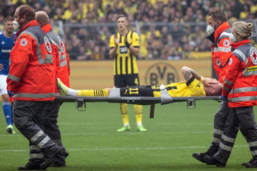 Marco Reust hordágyon vitték le a derbi 30. percében