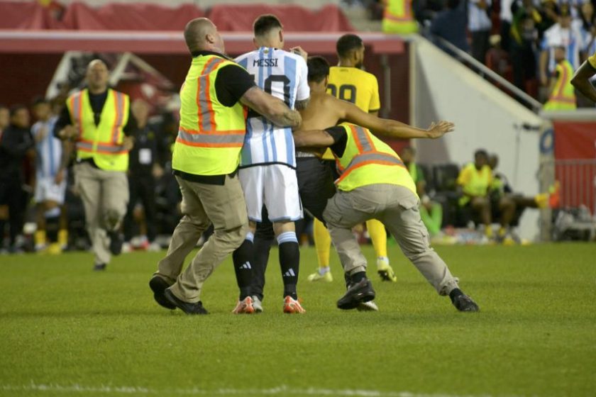 Messi meccs közben írta alá a berohanó drukker lapockáját