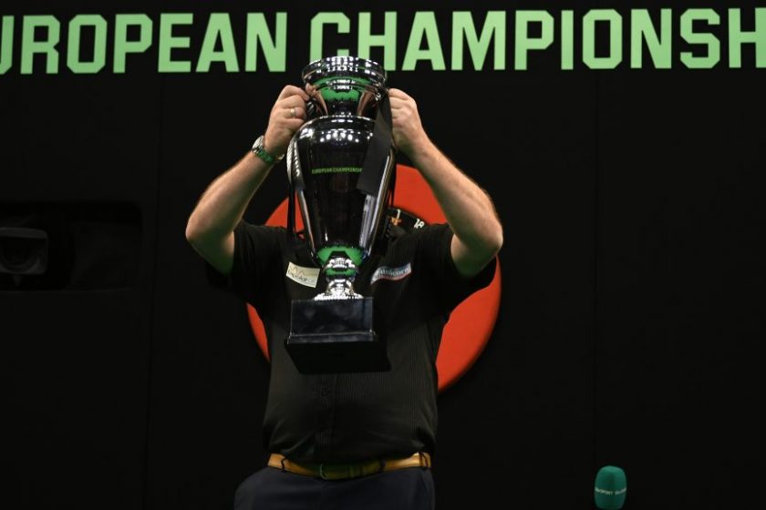 Újabb nagy nevek hullottak, megvan a legjobb nyolc a darts EB-n