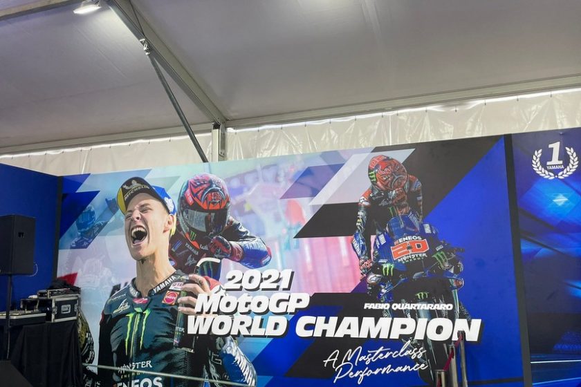 A címvédő törött ujjal versenyez, kizárás a Moto3-ban