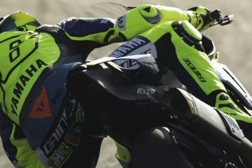 Valentino Rossi kipróbálta új Yamaháját és overallját