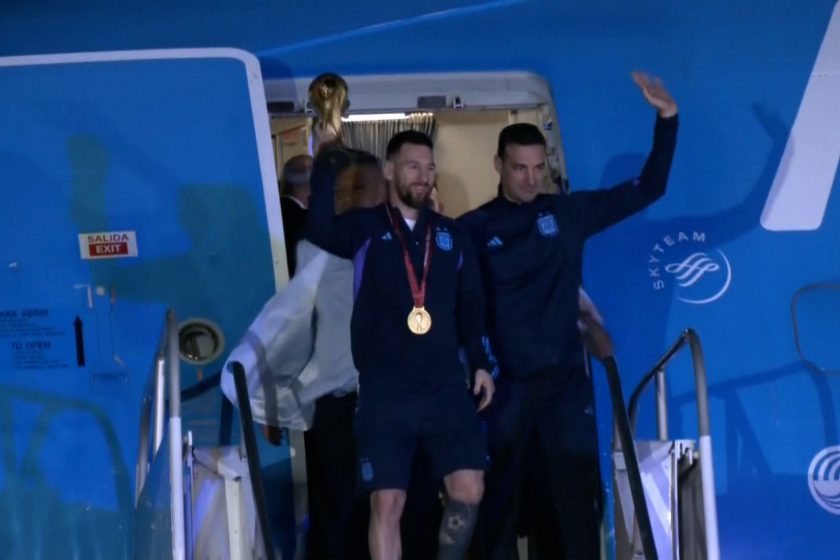 Hazaért a világbajnok argentin csapat, munkaszüneti nap kedden