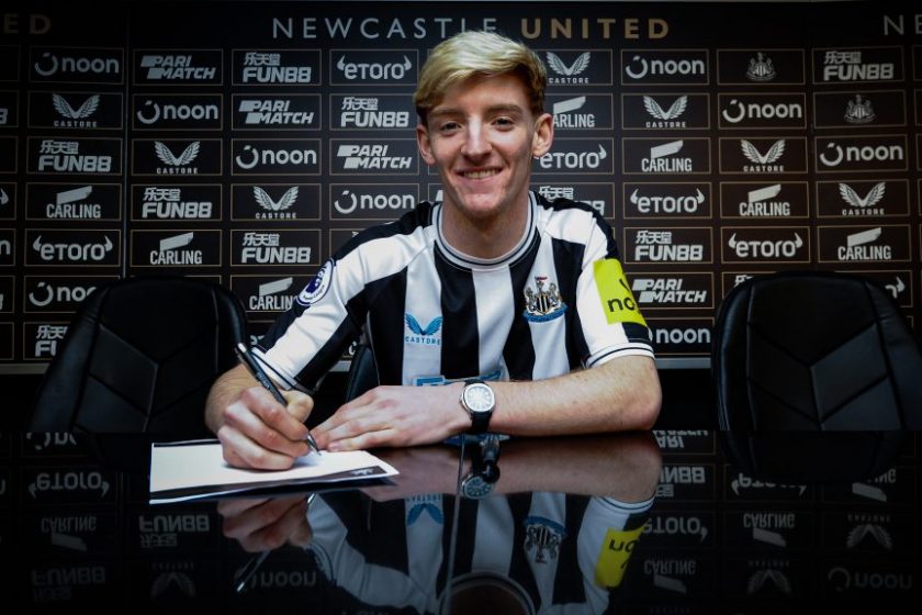 A szenvedő Evertontól szerződtetett csatárt a szárnyaló Newcastle