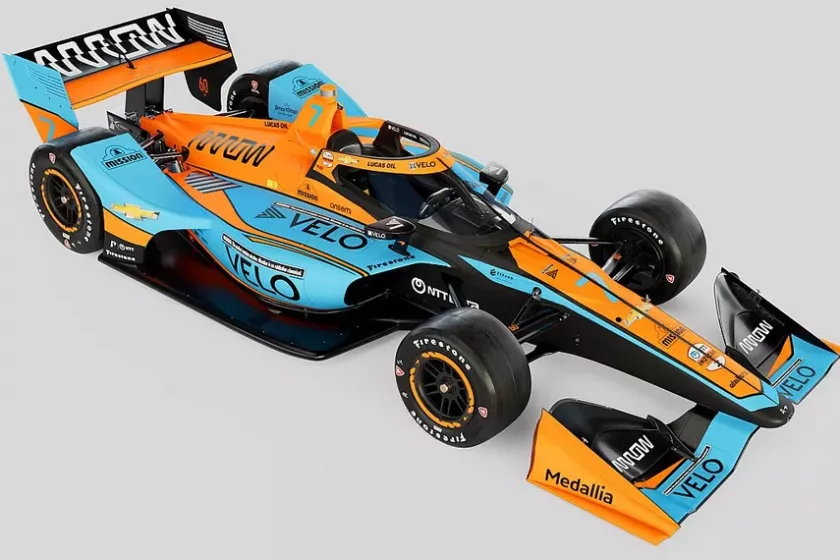 Íme, Alex Rossi McLarenjének festése