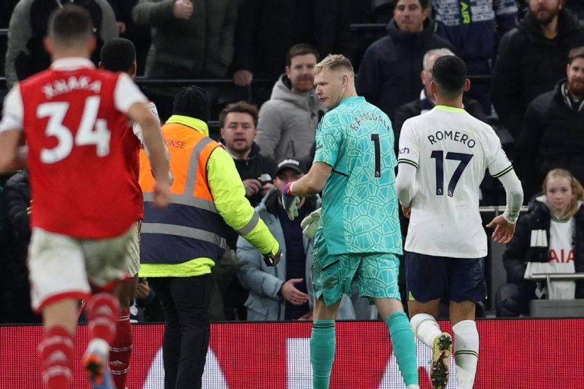 Kitiltják a huligánt, aki hátba rúgta az Arsenal-kapust