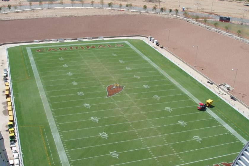 Így viszik ki szellőztetni a Super Bowl gyepét