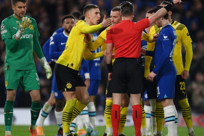 Újrarúgatott büntetővel jutott nyolc közé a Chelsea