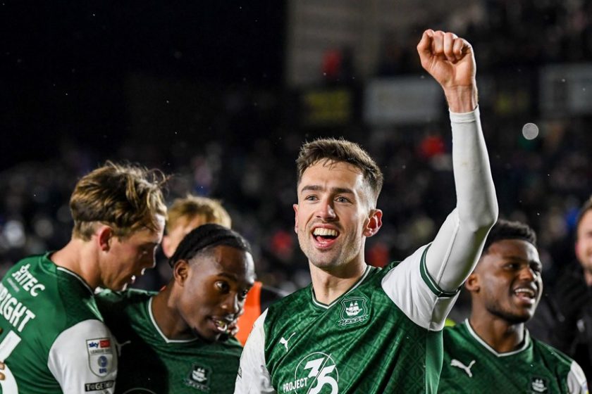Tovább menetel a Plymouth