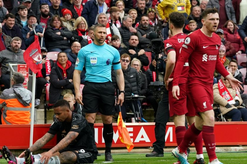 Az asszisztens könyökölt a Liverpool–Arsenalon