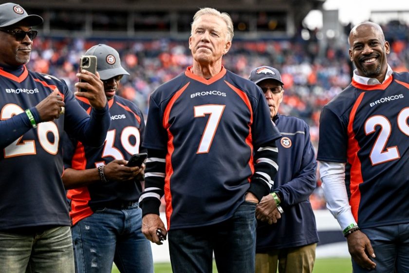 John Elway elhagyja a Denvert