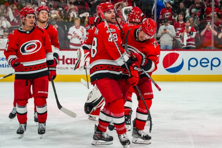 Két győzelemnél jár a Hurricanes, otthon kapott ki a Bruins