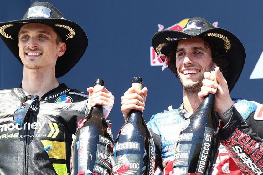 Valentino Rossi utolsó előtti dobogójával emlékezett öccse első dobogójára