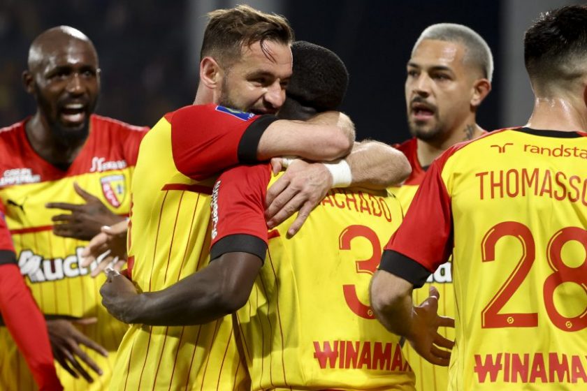 Szűkösen nyert, tapad a Lens a PSG-OM duóra