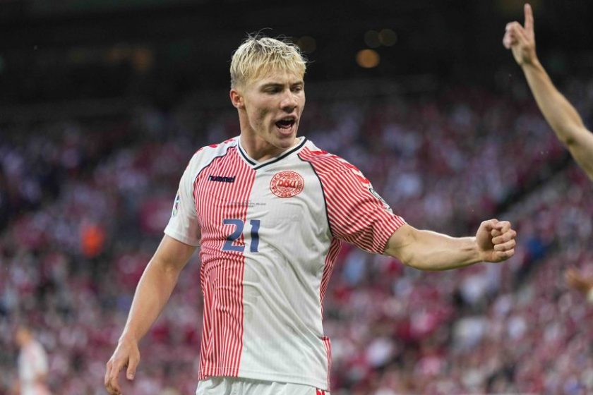 A dánok nagy ígérete aláírt Manchesterben